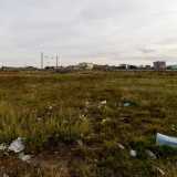 Costeggiamo poi un campo colmo di rifiuti...